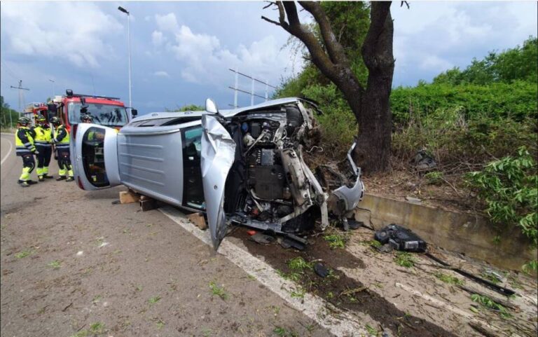 Herido un conductor tras chocar su vehículo contra un árbol en Simancas