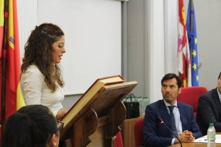 Atenea Santana toma posesión como nueva concejala de Vox en el Ayuntamiento de Medina del Campo