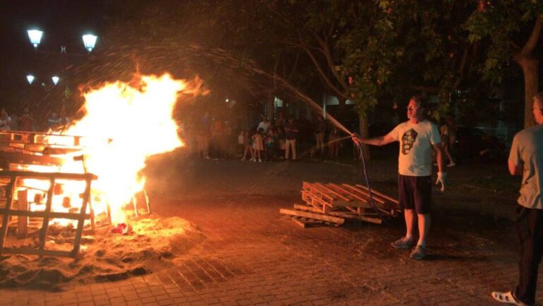 La llama vuelve a avivarse por San Juan en el barrio de Medina Sur