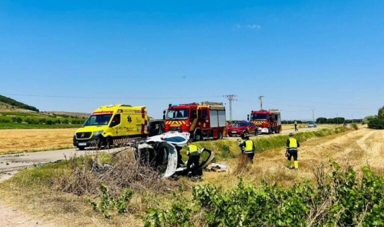 Tres heridos trasladados al hospital tras un choque frontal en Canalejas de Peñafiel, Valladolid