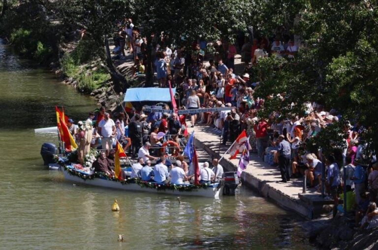 Valladolid celebra la tradicional procesión fluvial de la Virgen del Carmen