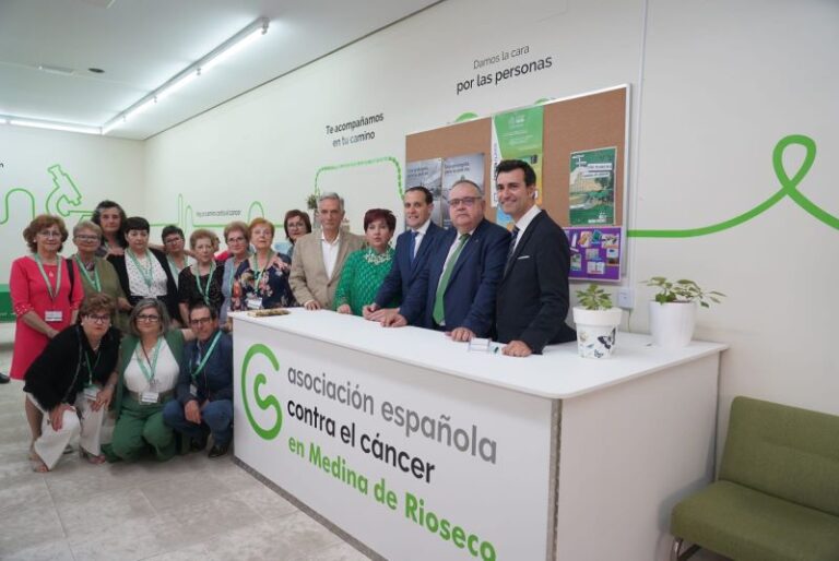 Conrado Íscar inaugura la nueva sede de la AECC en Medina de Rioseco