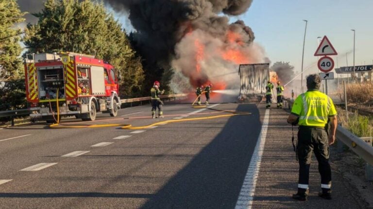 Incendio de un camión en la A62 causa importantes retenciones y desvíos alternativos
