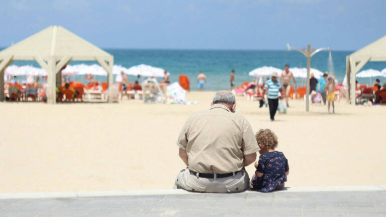 Los abuelos canguro, una solución para muchas familias durante las vacaciones