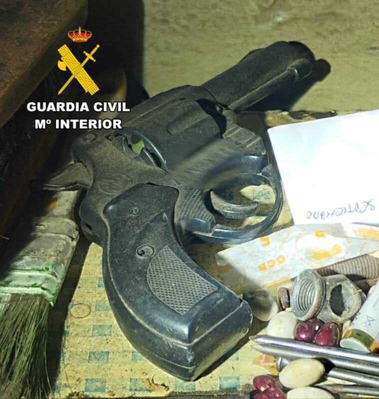 La Guardia Civil detiene a un hombre por amenazas graves, desórdenes públicos y cultivo de drogas