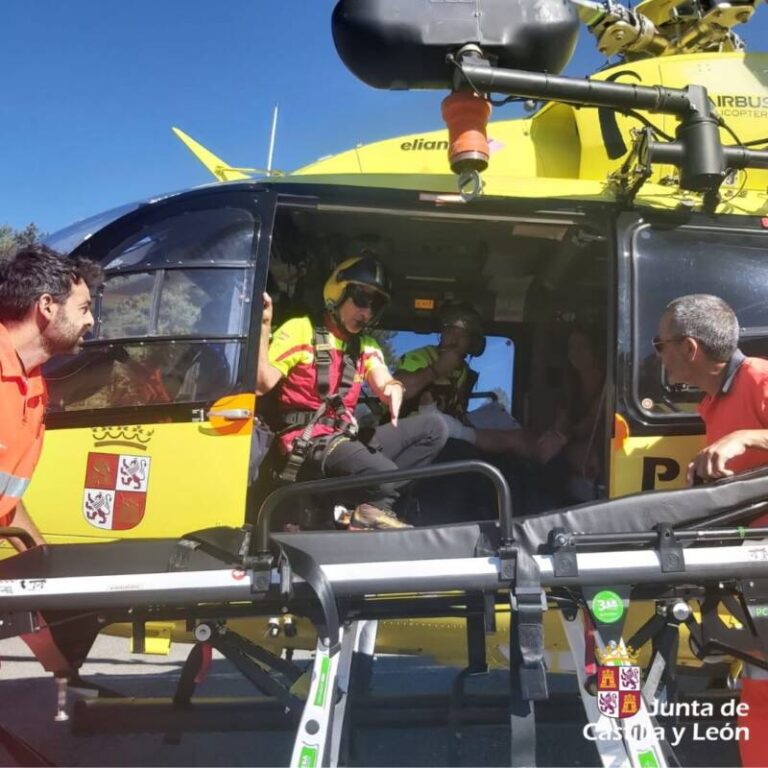 Una montañera lesionada en Hoyos del Espino (Ávila) auxiliada por el grupo de rescate de la Junta de Castilla y León