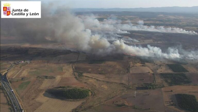 Bajan el nivel de emergencia del incendio forestal en Castrillo de los Polvazares