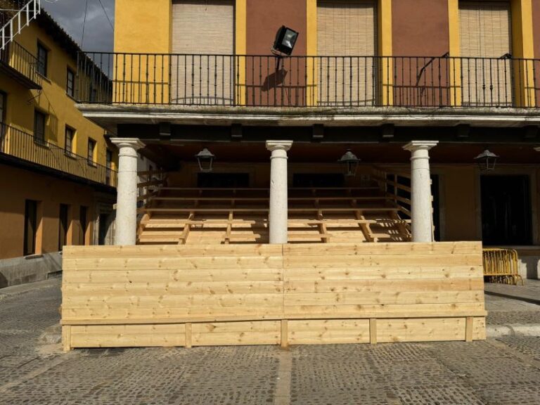 Tordesillas revive su historia con la instalación de dos portadas en la Plaza Mayor