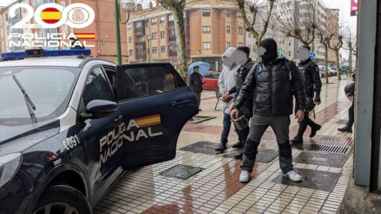 La Policía Nacional detiene a dos varones por una agresión en la calle Platería motivada por un delito de odio