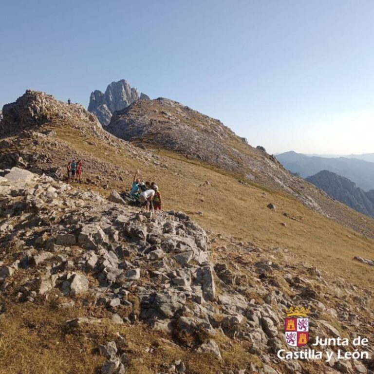 El Grupo de Rescate de la Junta de Castilla y León auxilia a un Joven scout en Posada de Valdeón, León