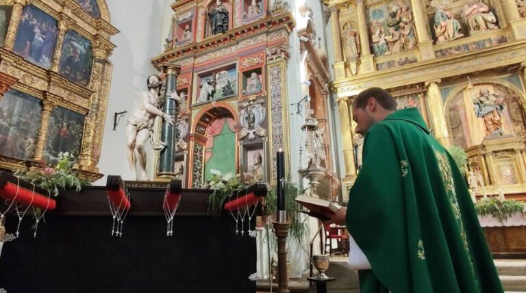 La Cofradía del Atado a la Columna bendice las andas procesionales de su imagen titular en Medina del Campo