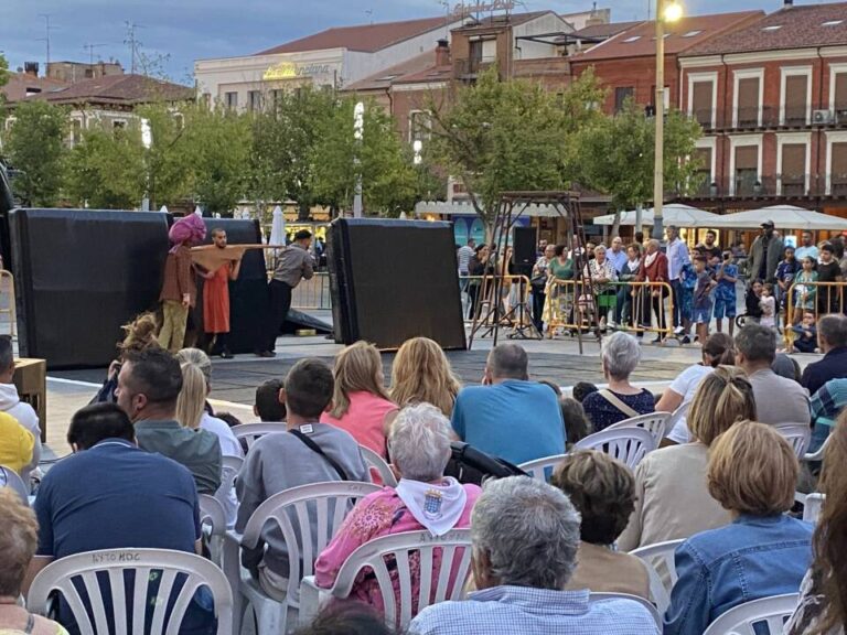 Medina del Campo inaugura su IX Muestra de Teatro Urbano con malabares y acrobacias 