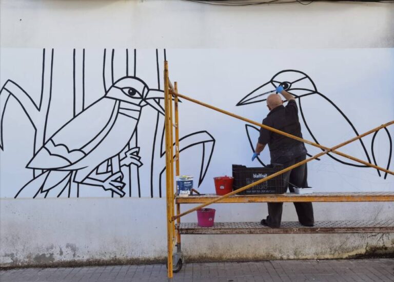 El pasado alado de Nava del Rey cobra vida en murales llenos de color