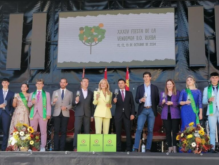 Carmen Lomana vive la magia de la Fiesta de la Vendimia en Rueda