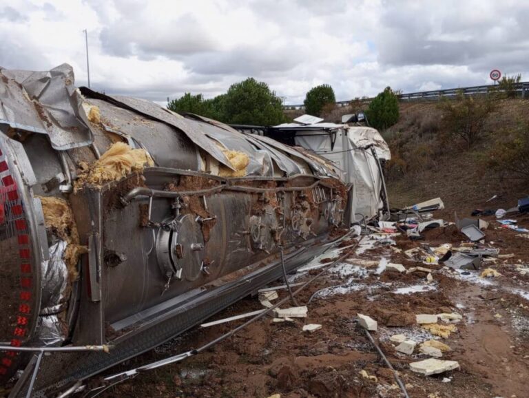 El vuelco de un camión cisterna en Siete Iglesias de Trabancos deja un herido trasladado en helicóptero