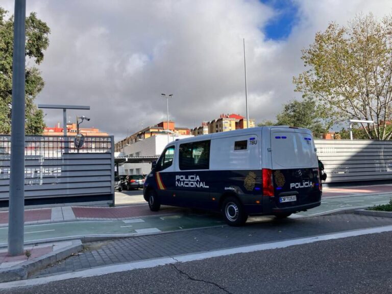 Detenido un joven en la capital por destrozar la puerta de un supermercado tras intentar robar alimentos