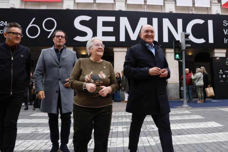 Valladolid homenajea a Concha Velasco con ‘La chica ye-yé’ en los semáforos frente al Teatro Calderón