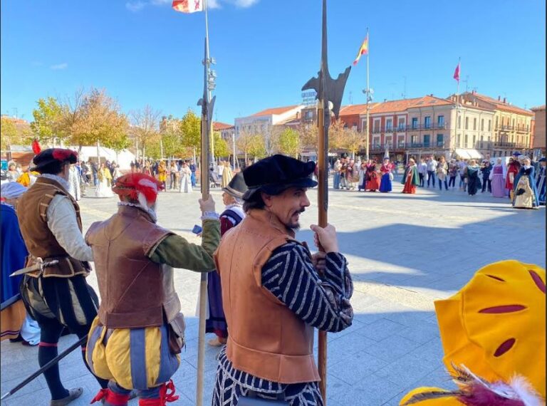 Medina del Campo enmudece por las víctimas de la DANA durante la llegada del Emperador Carlos V