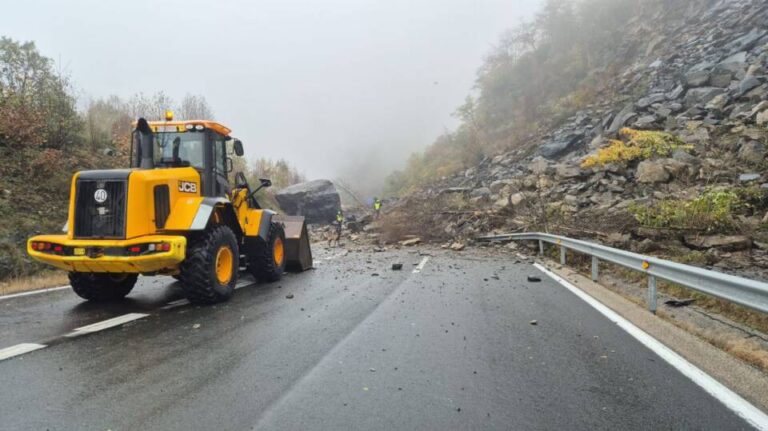 Un desprendimiento en la AP-66 entre León y Asturias bloquea ambas calzadas y obliga a cortar el tráfico