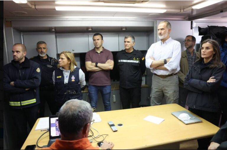 Tensión en Paiporta, Valencia, durante la visita de los Reyes, Sánchez y Mazón