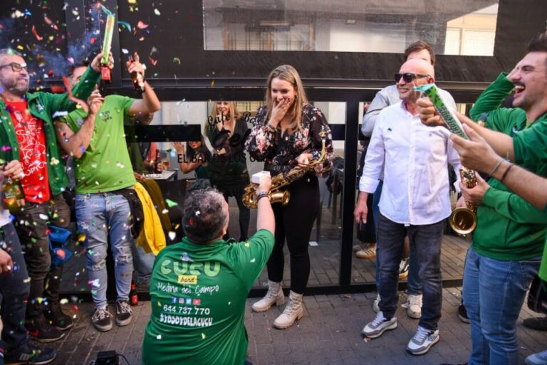 El aniversario de la Cucu Band culmina con una pedida de mano en Medina del Campo 