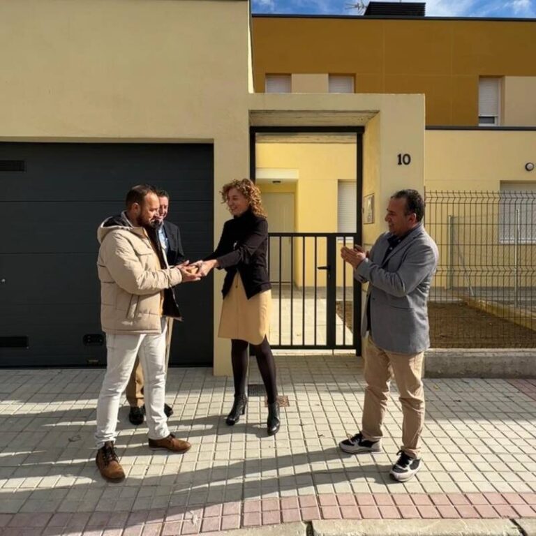 La Junta entrega siete viviendas con opción a compra en Viana de Cega