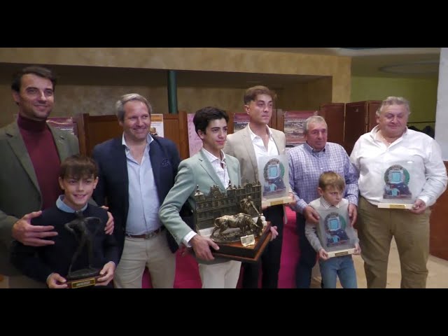 Marco Pérez recibe el Premio a la Mejor Faena de la Feria otorgado por «Los Amigos de los Cortes» en Medina del Campo