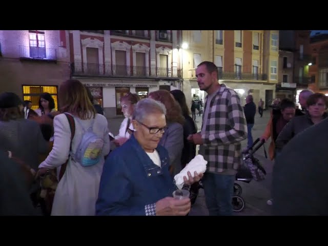 Cientos de vecinos participan en un Chocolate Solidario en beneficio de los damnificados por la DANA