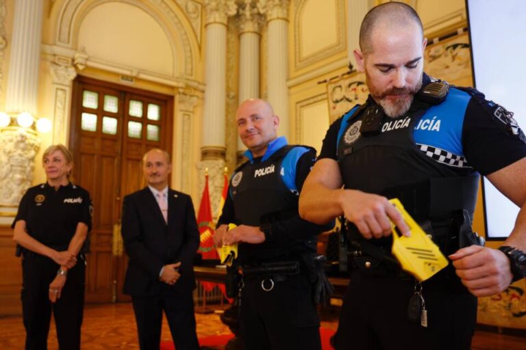 La Policía Municipal de Valladolid incorpora dispositivos de control electrónico para mejorar la seguridad en intervenciones de riesgo